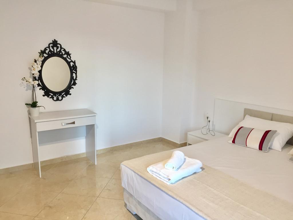 Sea And Sky Apartments Sarande Exterior photo