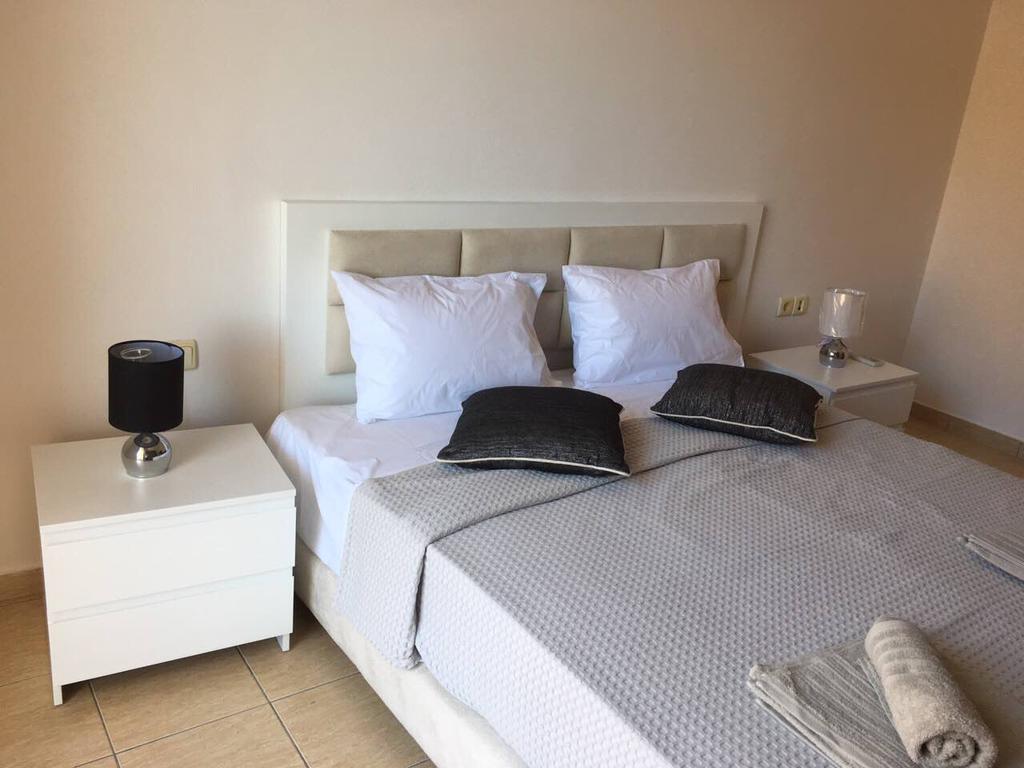 Sea And Sky Apartments Sarande Exterior photo