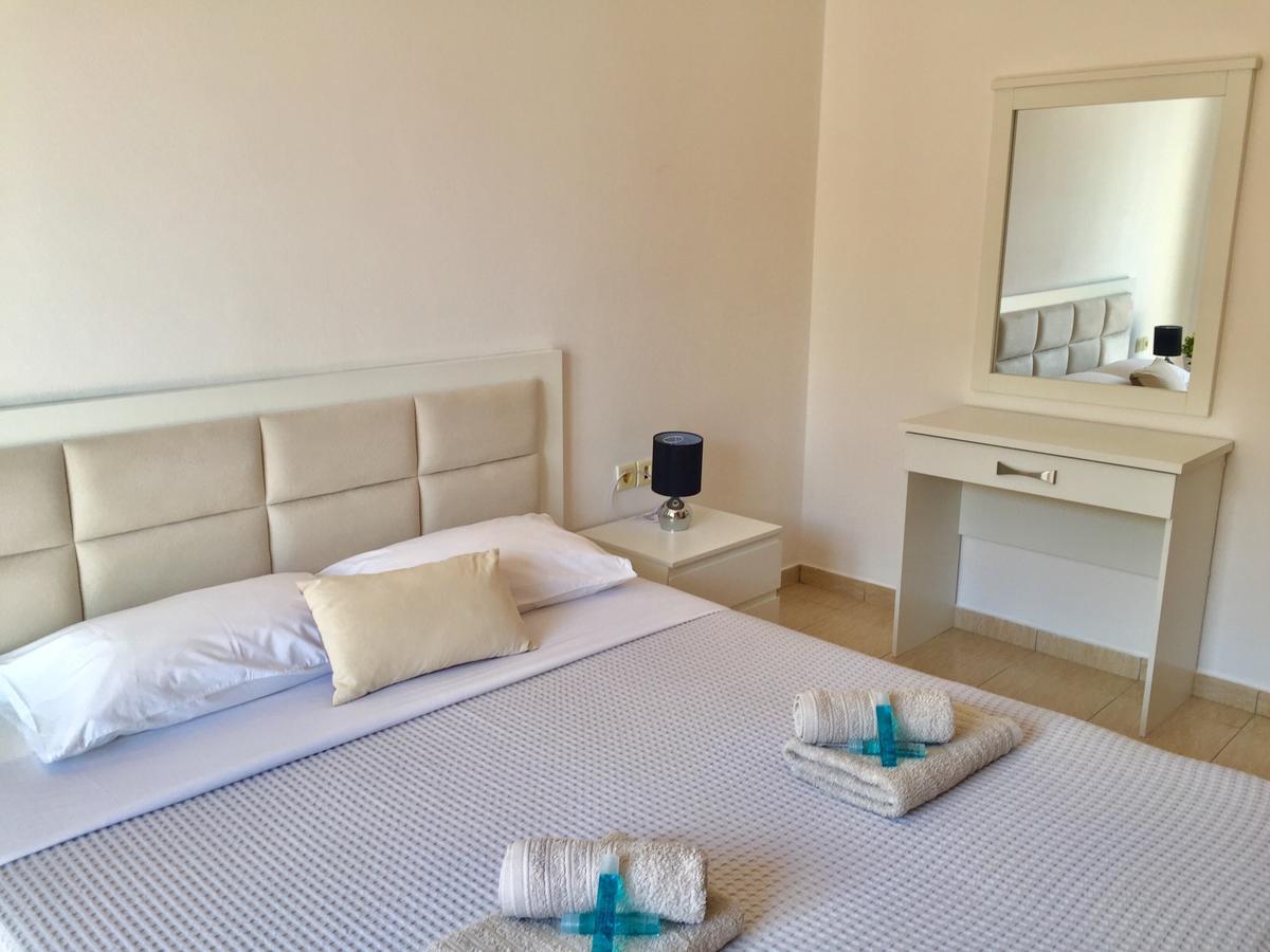 Sea And Sky Apartments Sarande Exterior photo